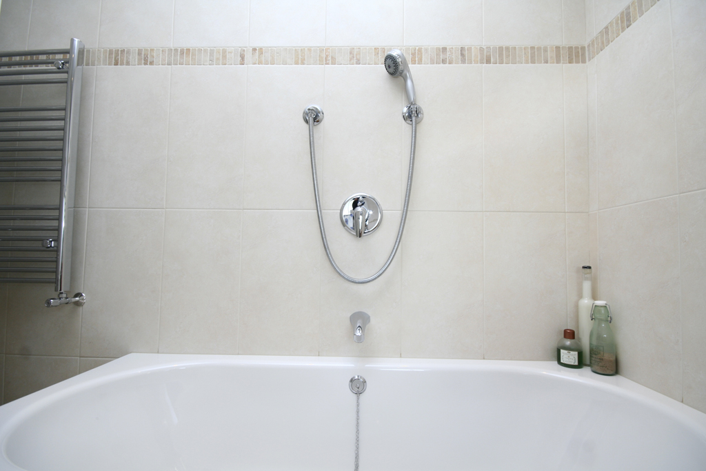 detail of luxuty bath with flexible shower